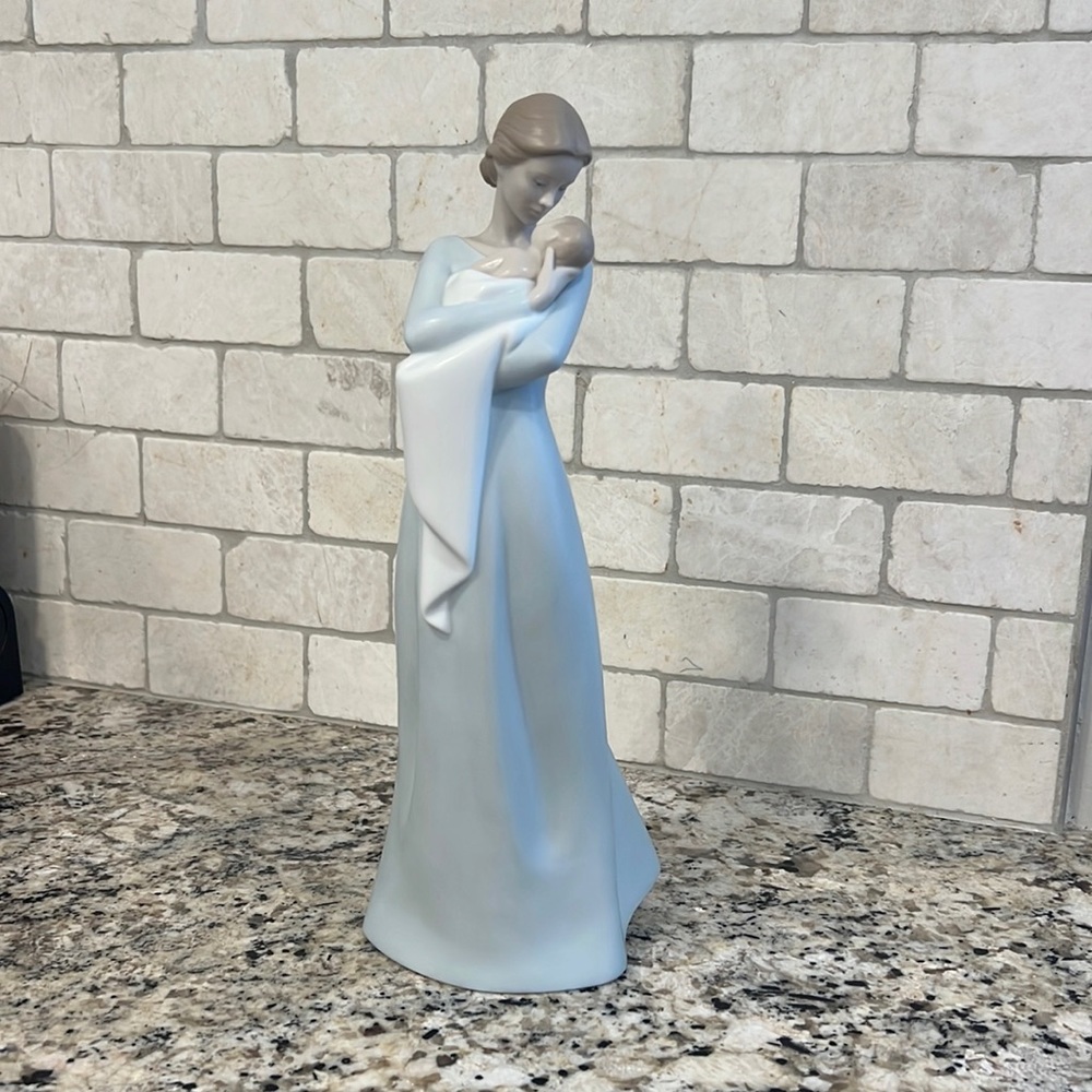 LLADRO A Mother's Embrace Figurine
